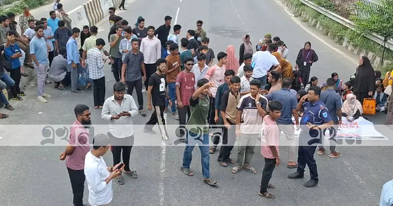 টাঙ্গাইল মহাসগড়কে শিক্ষার্থীদের অবস্থান